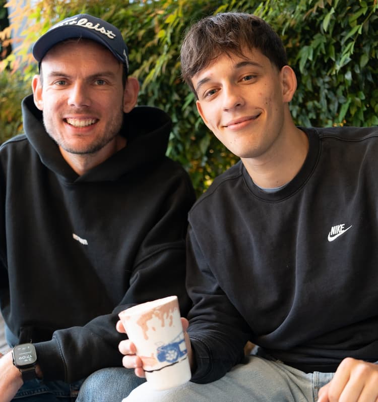 Geschäftsführer Benjamin Böhm und Kollege Martin in Zürich mit seinem Keramik Becher