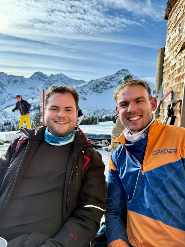Selim und Ben auf der Skihütte in den Bergen